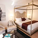 Отель Piccolo Sant'andrea 5*